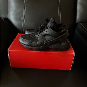 Nike Men's All-Black Athletic Sneakers